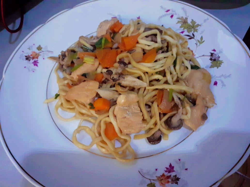 Yakisoba de shimeji com frango. Prato clássico cheio de sabor.