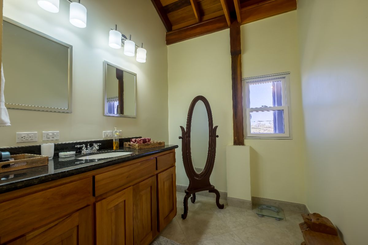 La Perla Azul Upstairs Crown Property Management