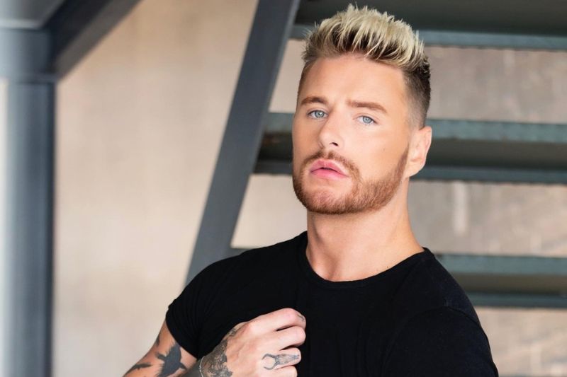 Josh Moore, astro gay do OnlyFans, paga quase R$ 4 mil mensais por ‘seguro de pênis’ - CQCS