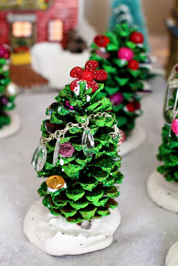 How to Make a Mini Christmas tree from pine cones! Craft projects for