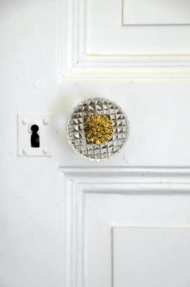 What Color Doorknobs With White Doors? (6 Colors In Style)