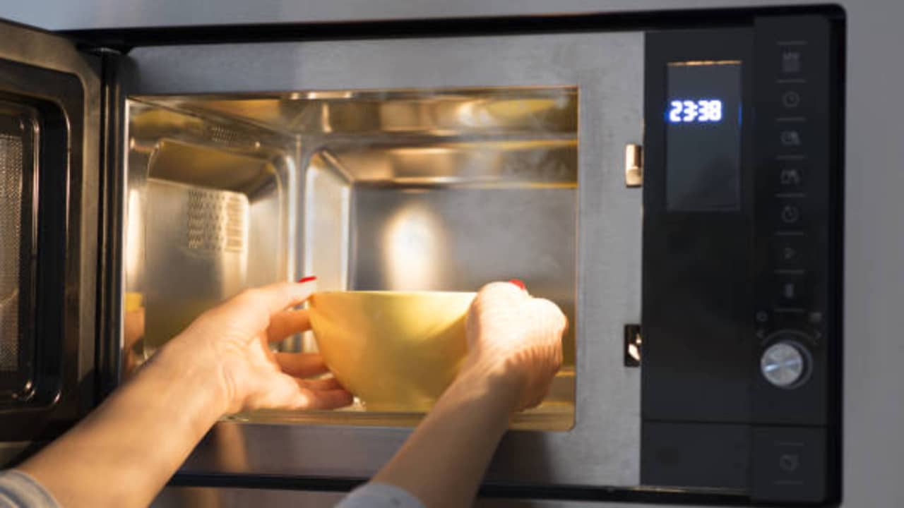 How Long To Microwave Coffee? How to Best Reheat Your Coffee Crazy