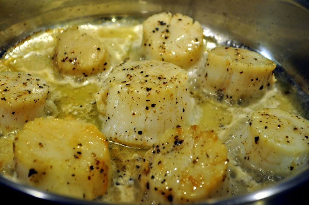 Panseared Scallops over Cheddar Cheese Grits with Caramelized Shallots
