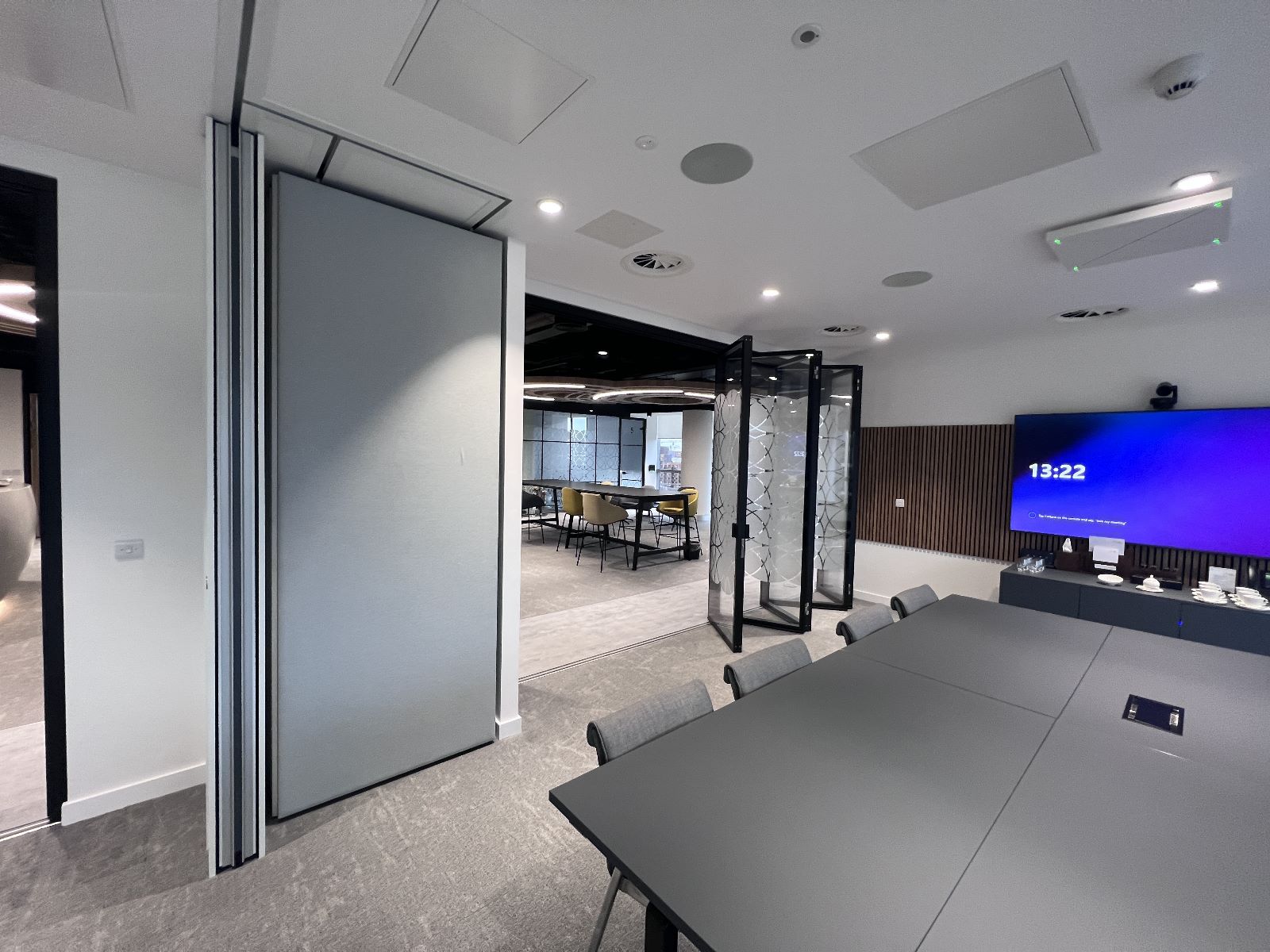 Integrating Moving Walls into Meeting Rooms Creatif