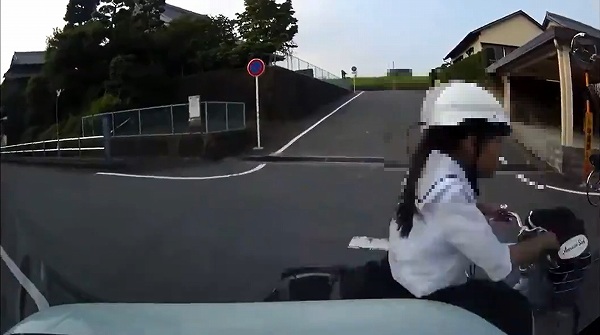 これは難しい…完全な死角となった交差点で左から自転車が通過→しかも自転車は”右側”通行で自動車と接触→それでも車に非があるという事実【動画有