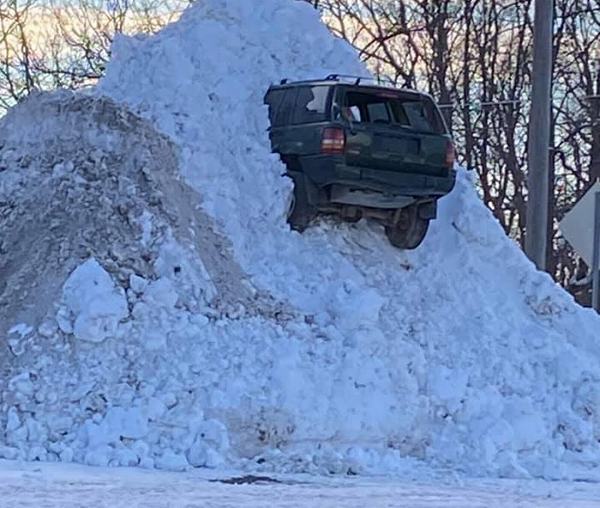 なぜこうなった…アメリカにてジープ・グランドチェロキーが雪山に突き刺さる摩訶不思議な事故？が発生。更に国内ではトヨタ・ヴェルファイアとトラック