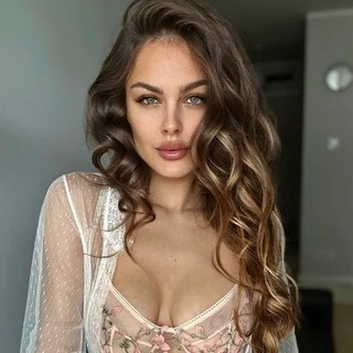 Silvia OnlyFans | @charming_silvi review (Leaks, Videos, Nudes)