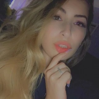 Roxanne OnlyFans | @foxyroxy18 review (Leaks, Videos, Nudes)