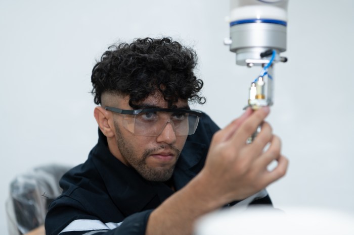 What does an optical engineer do