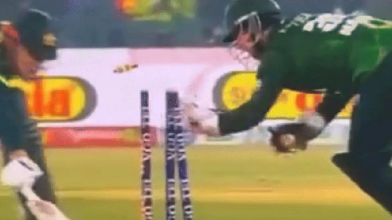 Blatant cheating! Pakistan umpires approve Khawaja Nafay’s false stumping to dismiss Punjab Kings star in PAK vs AUS T20I Blatant cheating! Pakistan umpires approve Khawaja Nafay’s false stumping to dismiss Punjab Kings star in PAK vs AUS T20I