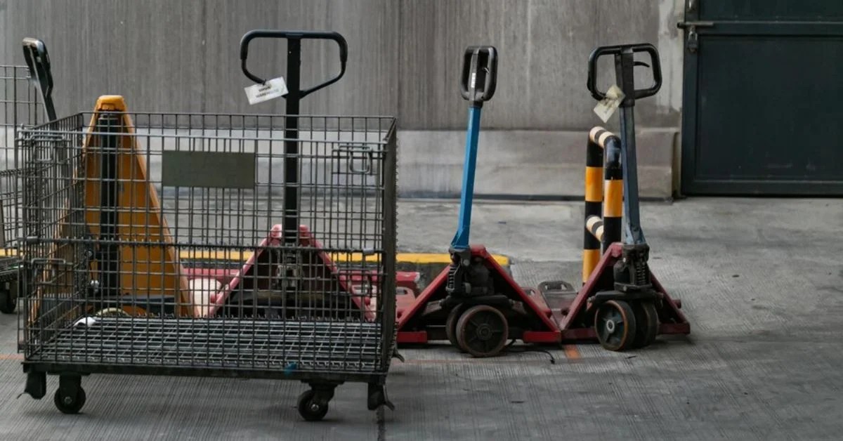 What's the Difference Between Hand Trucks and Dollies Crispme