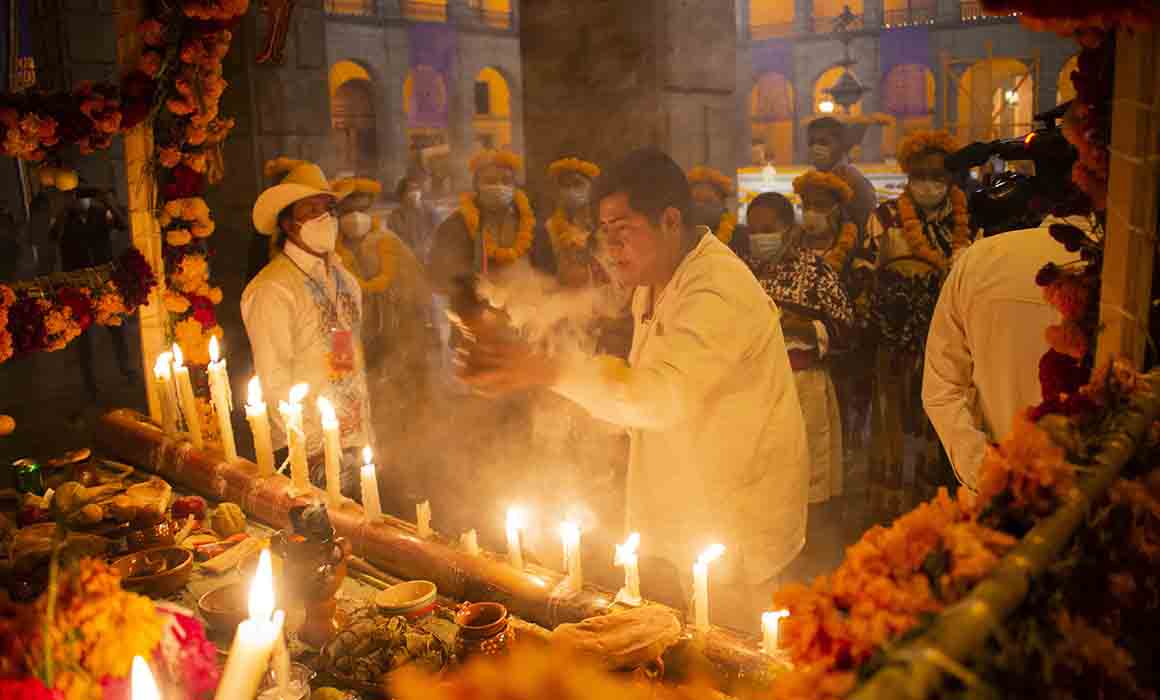 Encienden velas en ritual prehispánico celebrado en Palacio Nacional