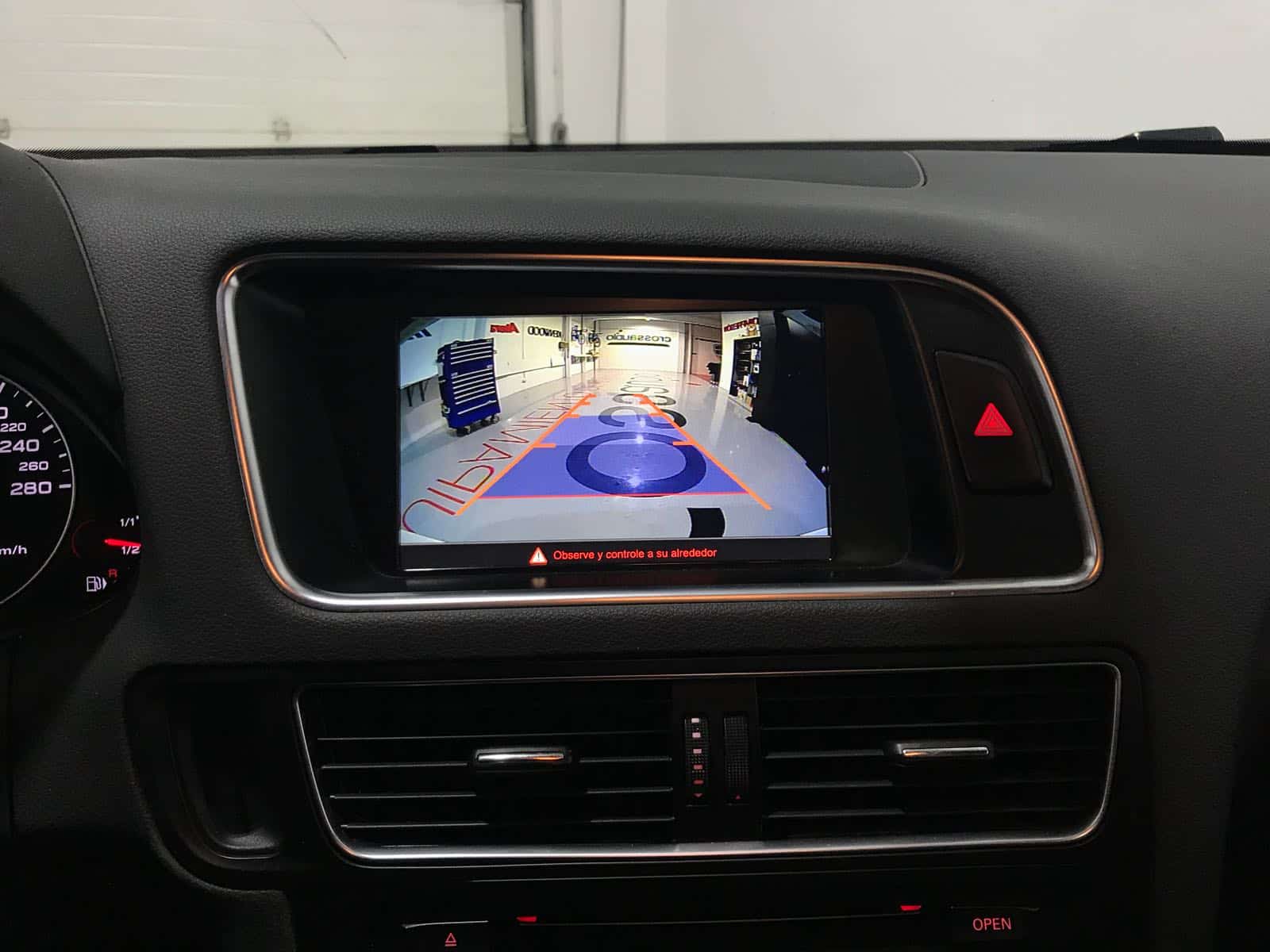 Audi Q5 Instalación de cámaras de ayuda al aparcamiento delantera y
