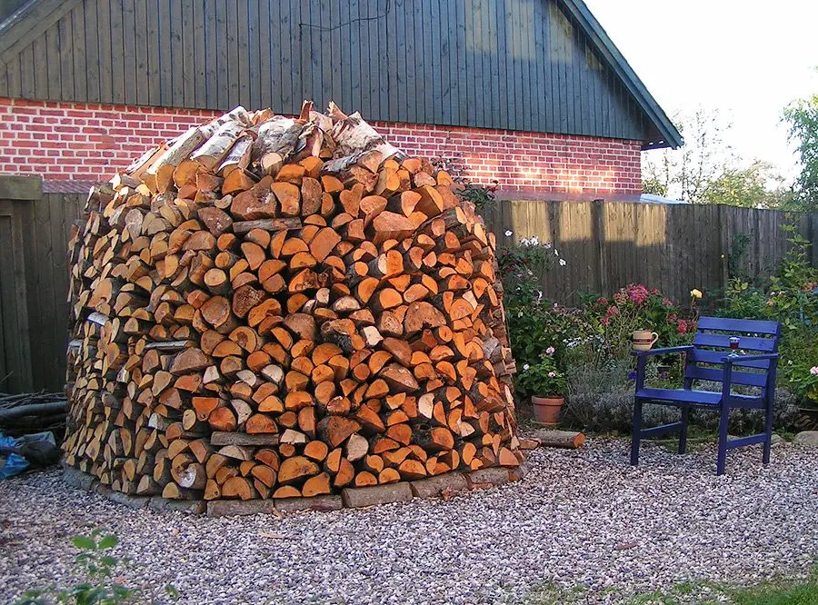 Round firewood stacks How to build a Holz Hausen and more