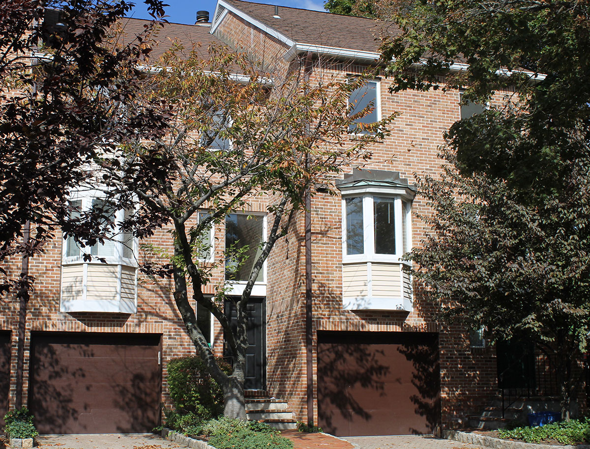 Stamford Complexes Crowne Pond Condominiums