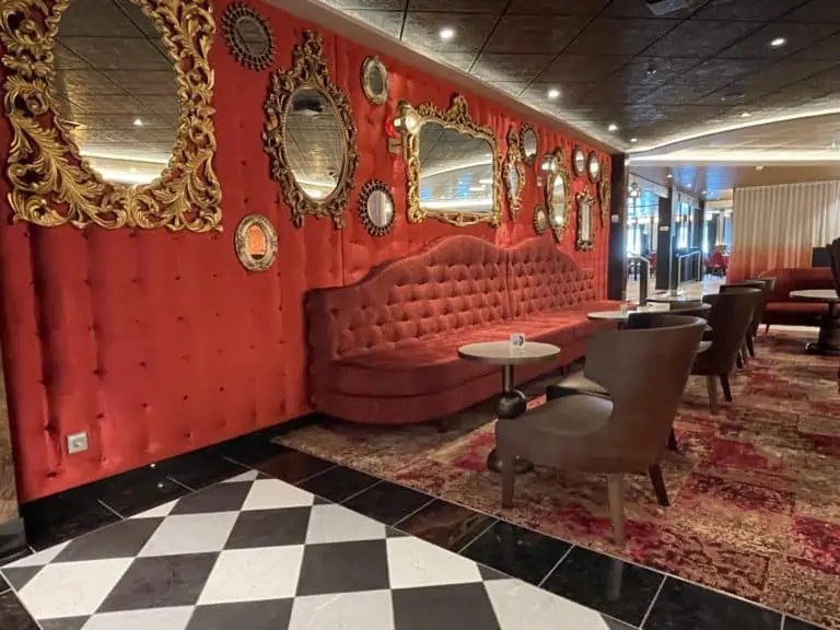 12 Bars & Lounges on Carnival's Mardi Gras [PHOTOS]