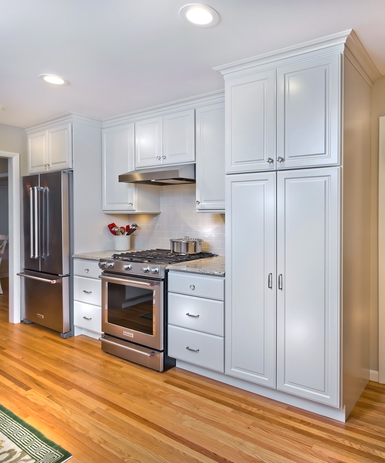 Traditional Kitchen with Linen White Crystal