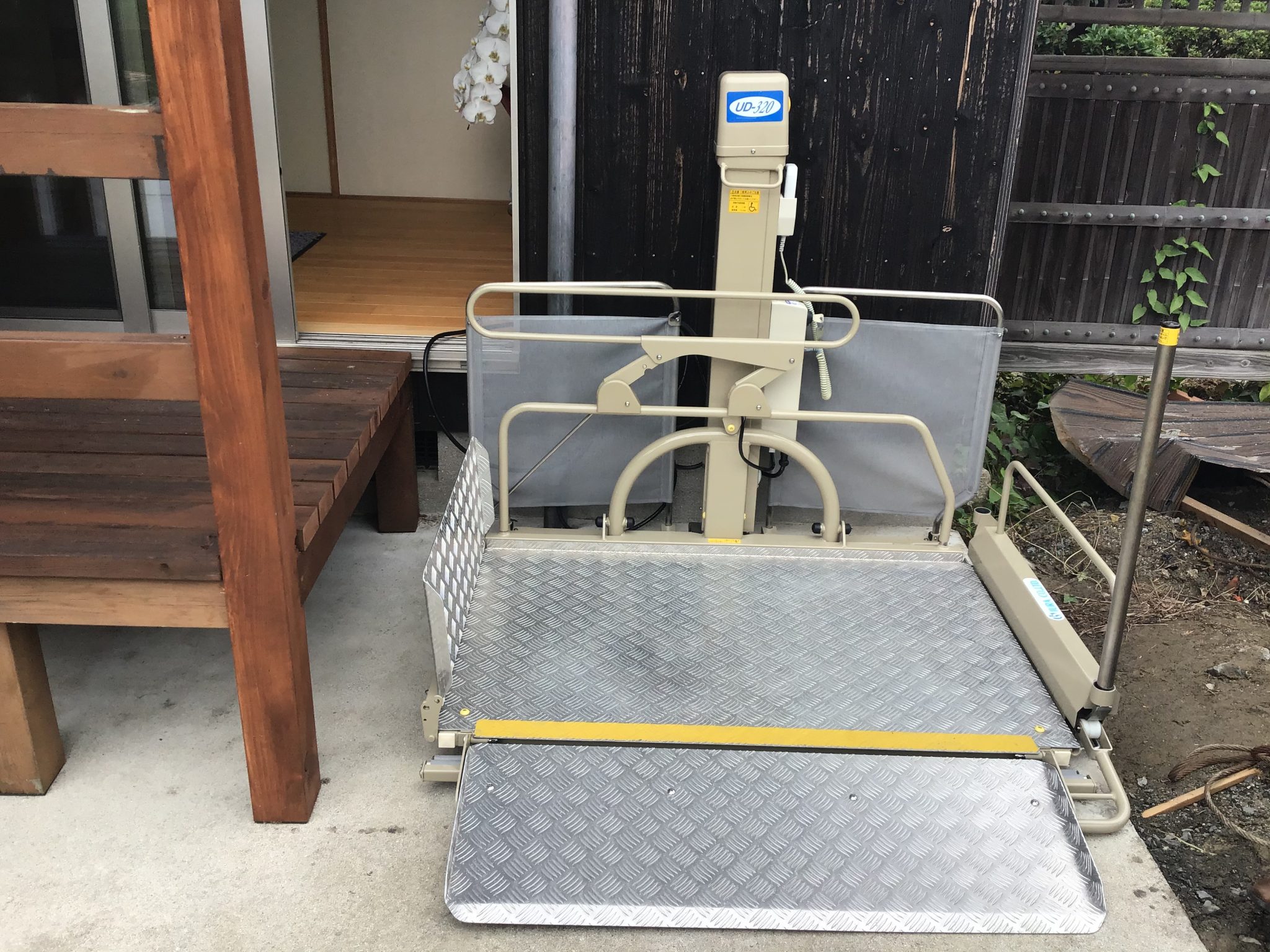 福祉用具の導入事例（車椅子用電動昇降機） 有限会社サンリツ 福祉用具・介護用品のレンタル 山口県周南市