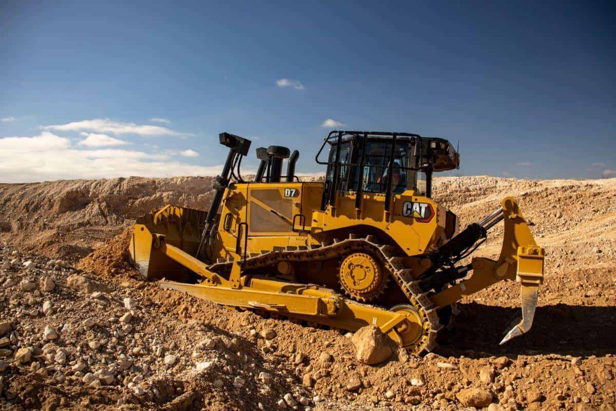 NEW HIGH DRIVE CAT® D7 DOZER DELIVERS MORE PERFORMANCE AND UNMATCHED