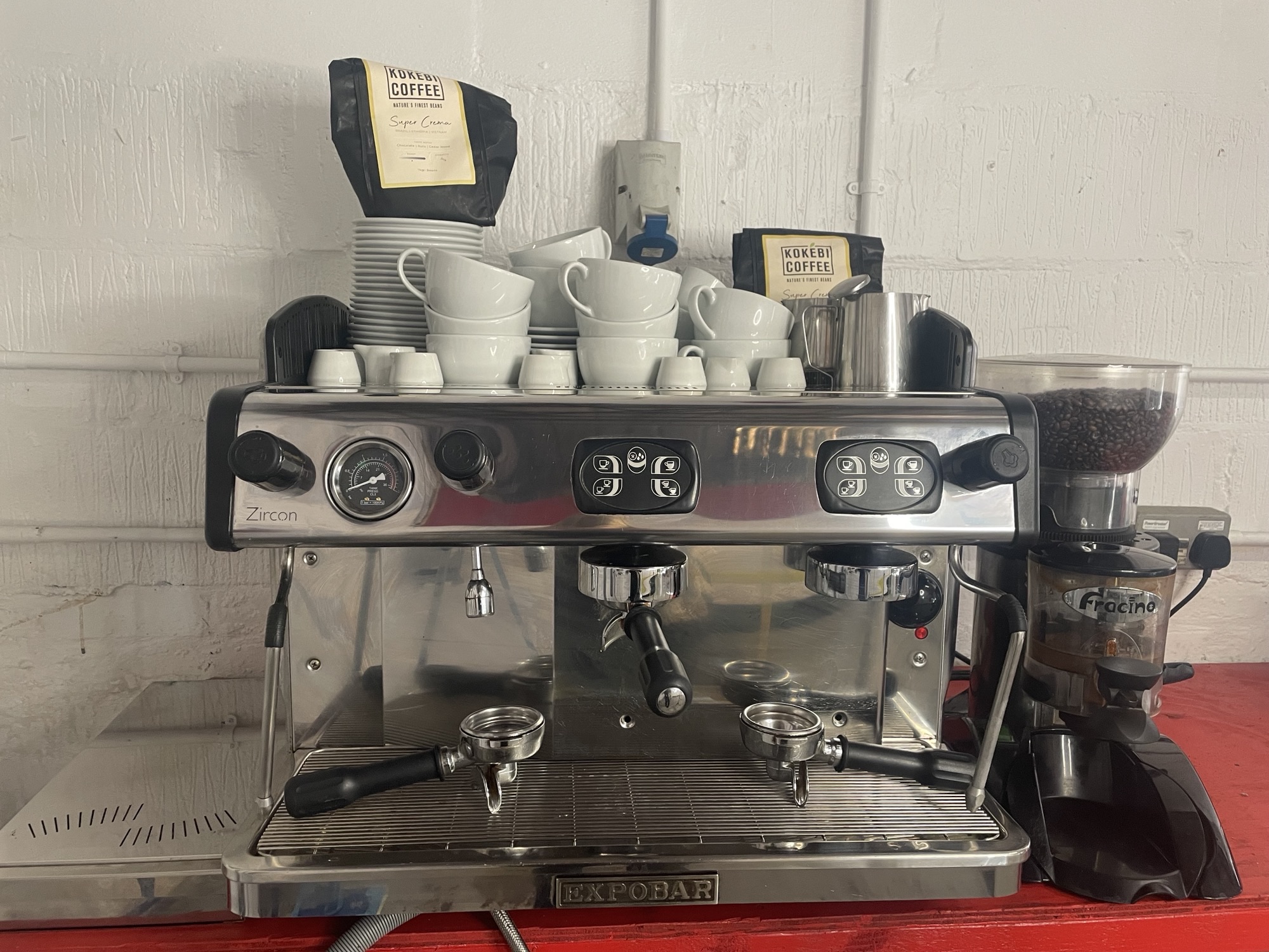 EXPOBAR COFFEE MACHINE COMPLETE WITH KNOCK BOX & GRINDER CSR