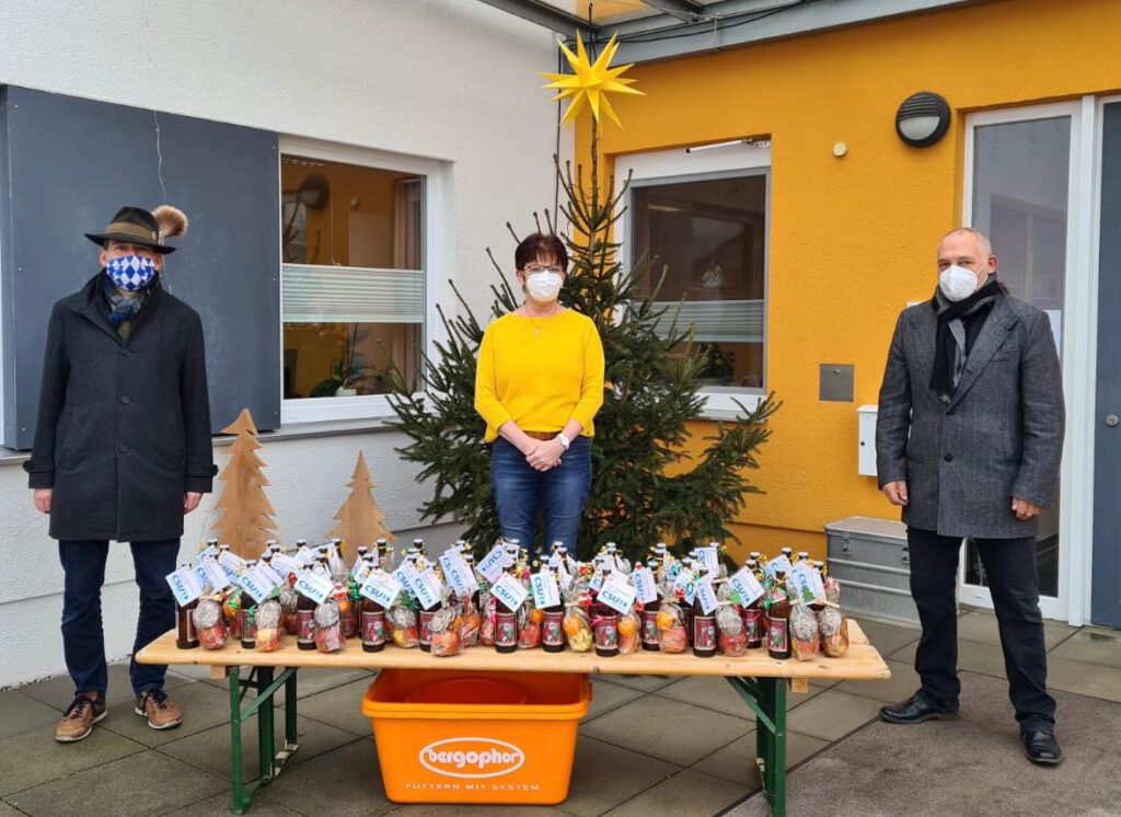 Kleine Aufmerksamkeiten zu Weihnachten für die Senioren CSU