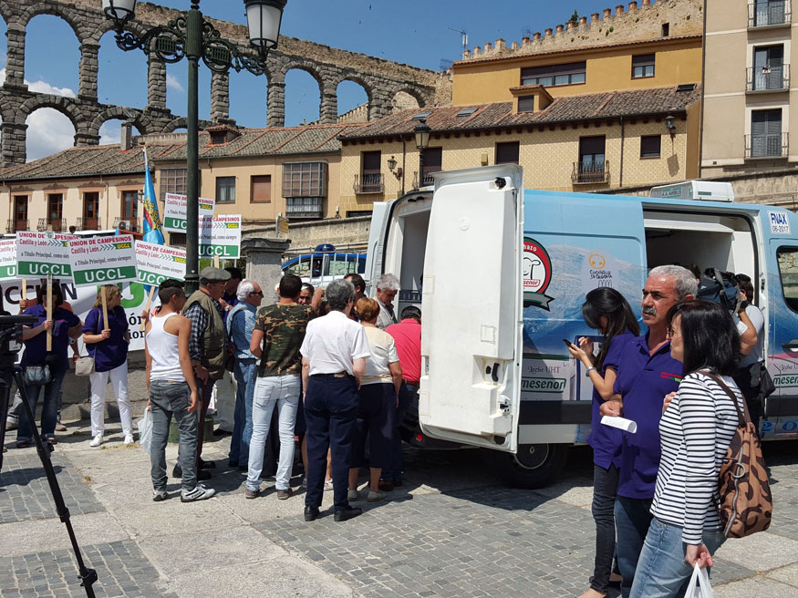 La Unión de Campesinos repartió 2.000 litros de leche en Segovia Cuellar7
