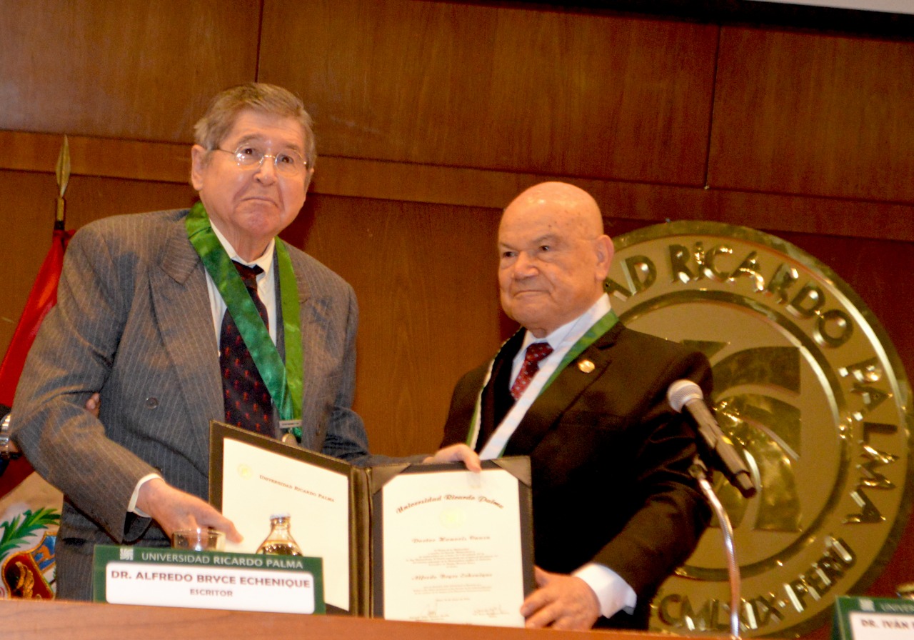 Alfredo Bryce Echenique investido como Doctor Honoris Causa por la URP
