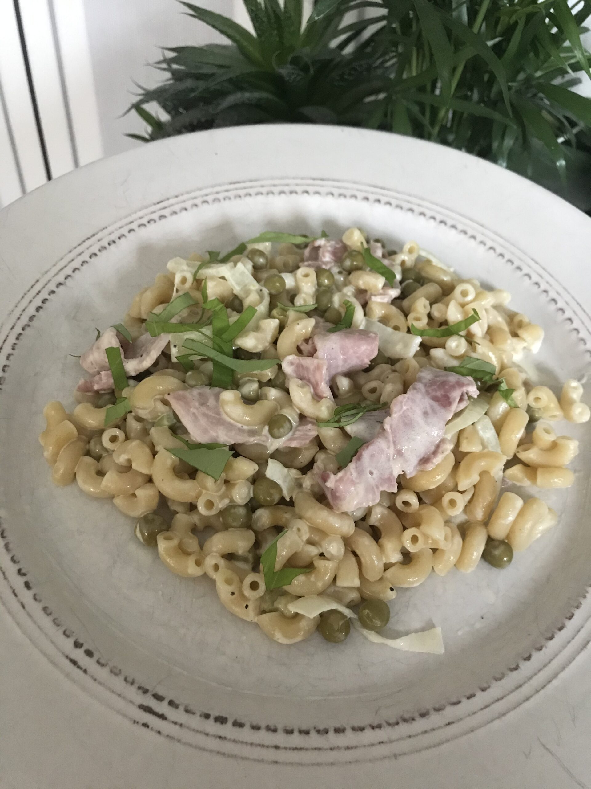 Pâtes à la crème, jambon et petits pois