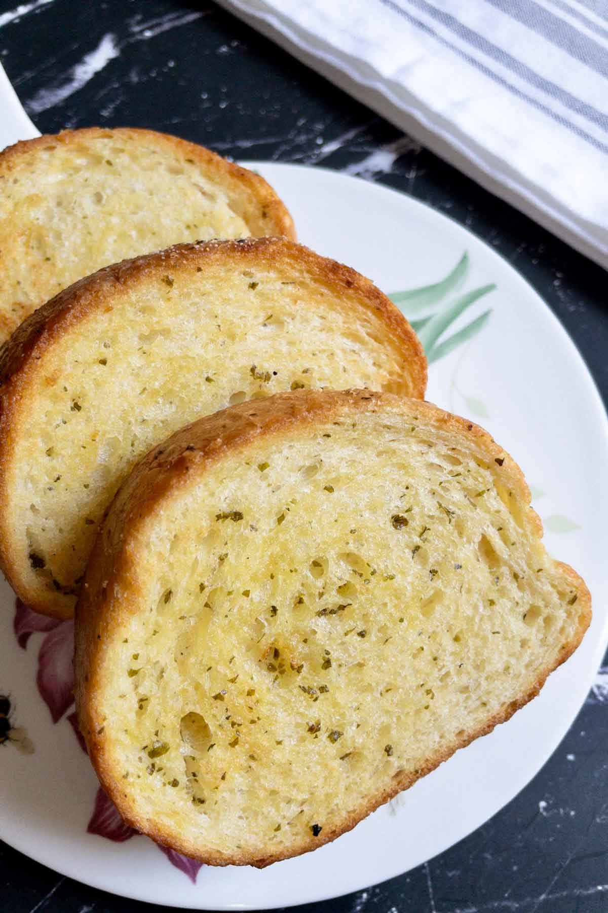 Frozen Garlic Bread In Air Fryer (Texas Toast) Culinary Shades