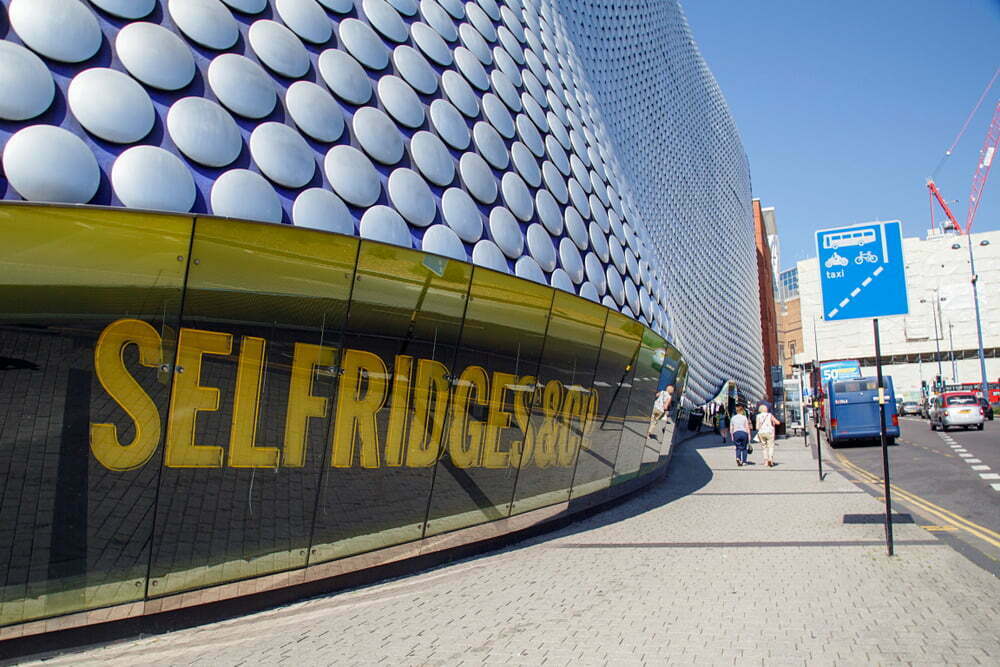 Magazinul Selfridges din Londra găzduieşte o amplă expoziţie Victor