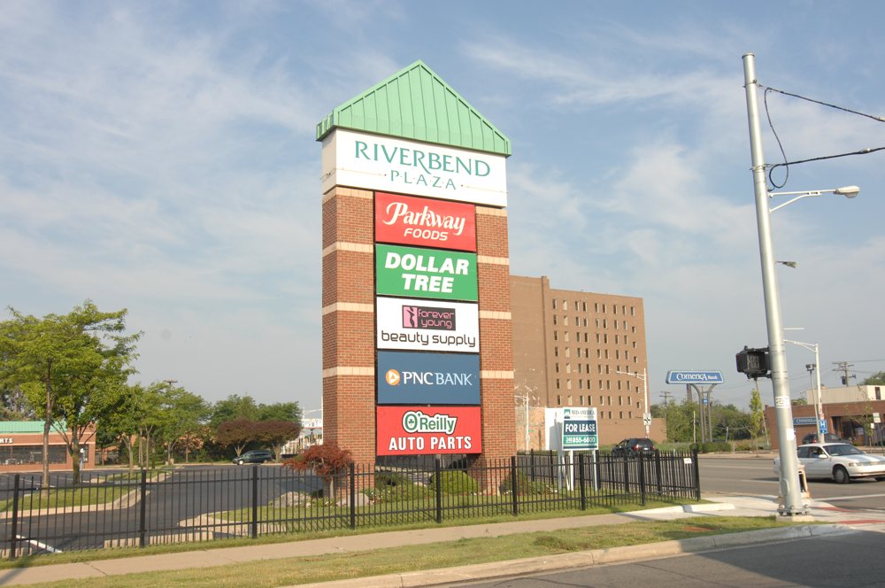 Riverbend Plaza, Groceryanchored Shopping Center