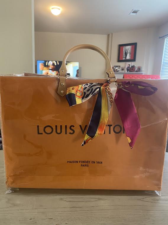 How I turned my Louis Vuitton shopping bag into a bag to carry Curl