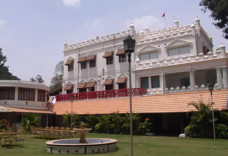 Enjoy Beer Towers And Royalty At Jayamahal Palace In Bengaluru Curly