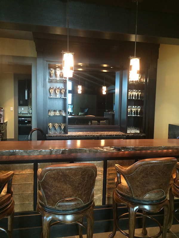 Bar with upper and lower accent lighting Current Connexion