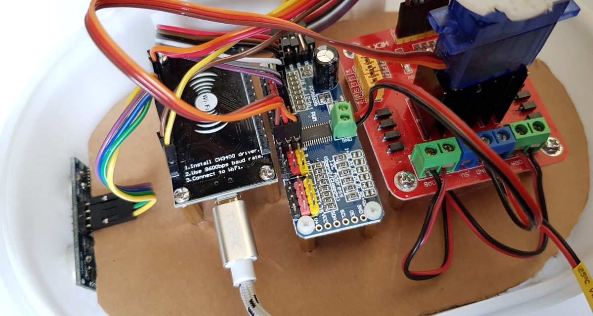 Building robots with the ESP8266 development board servo motor