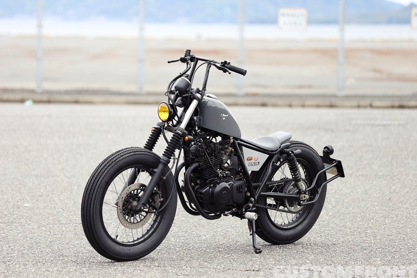 スズキ グラストラッカーのカスタムチョッパーバイク・ビアード A BEARD CUSTOM FRONT