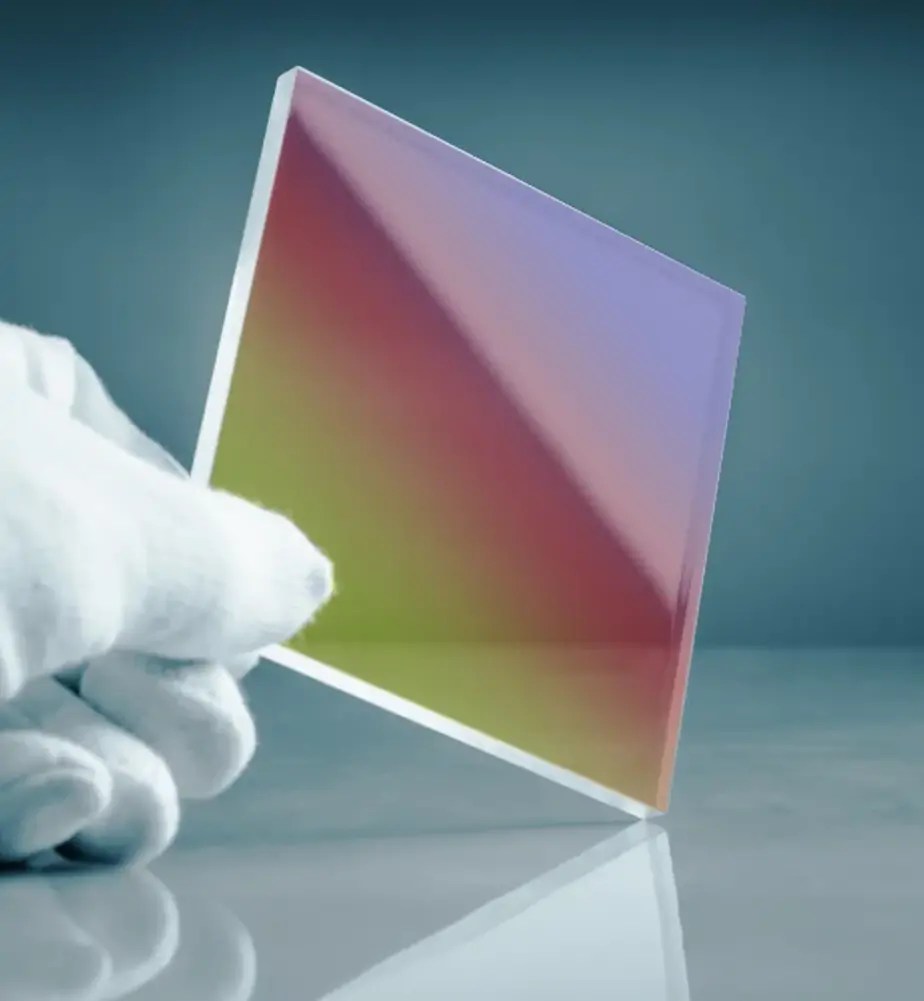 Kính quang học là gì? Lợi ích, tính chất và ứng dụng