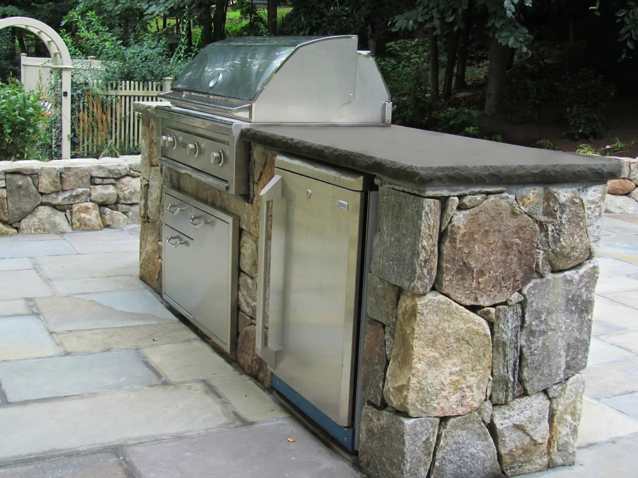Outdoor Kitchens & BBQs Custom Patios