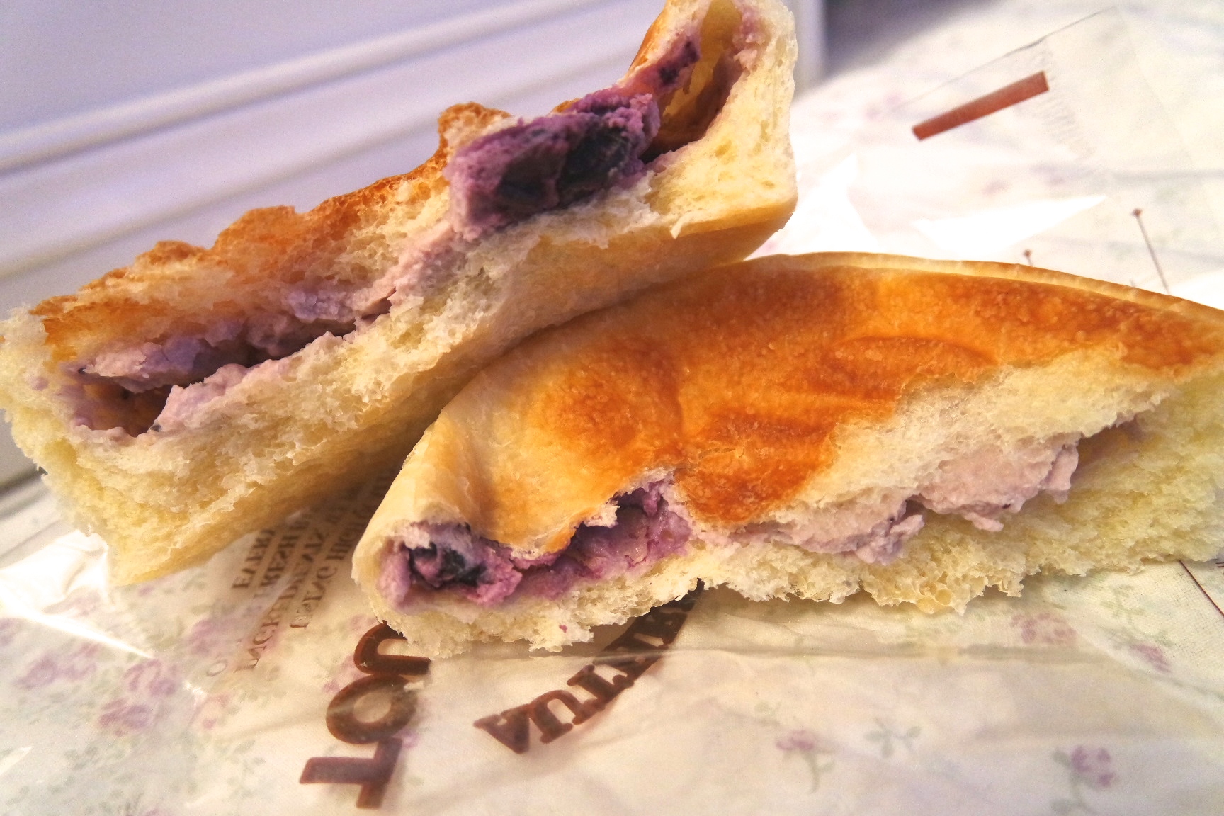 Tous Les Jours ‘Blueberry Cream Cheese Bread’ review!