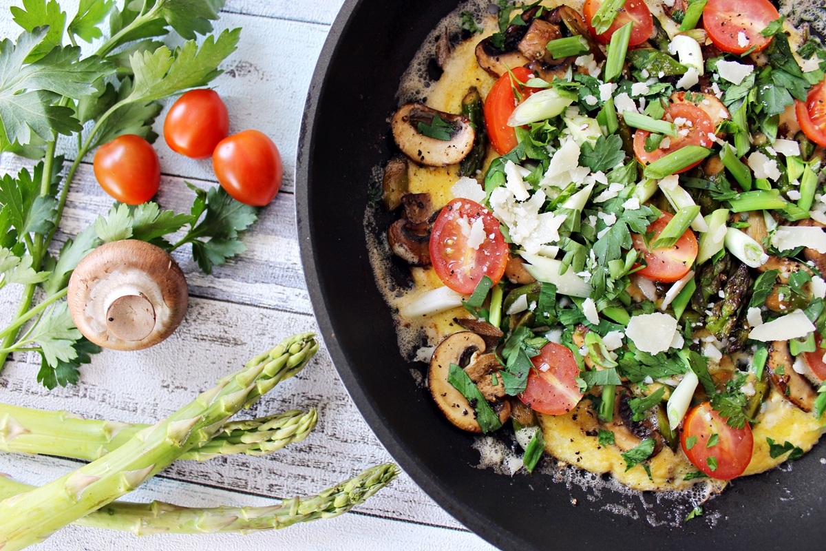[Rezept] Spargelomelett mit Champignons und Kirschtomaten cutiekulla