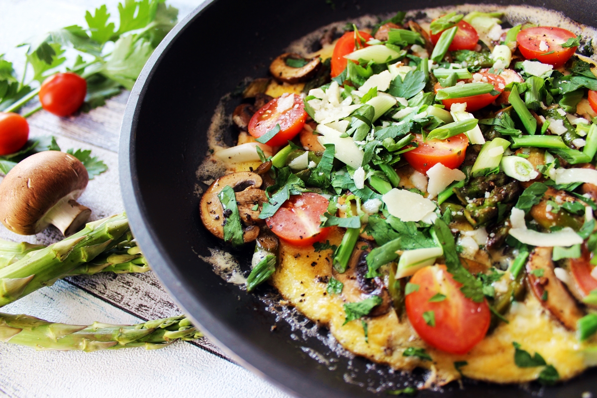 [Rezept] Spargelomelett mit Champignons und Kirschtomaten CUTIEKULLA