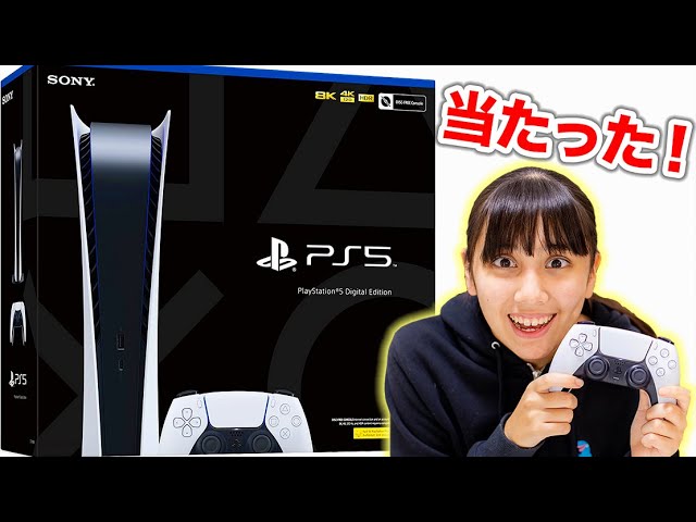  PS5 スリムの写真は PS5 の隣にあります。サイズの違いを参照