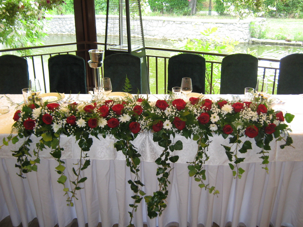 Ikebana za mladenački sto 591 Cvećara Royal dekoracija venčanja