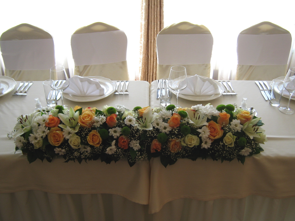 Ikebana za mladenački sto 592 Cvećara Royal dekoracija venčanja