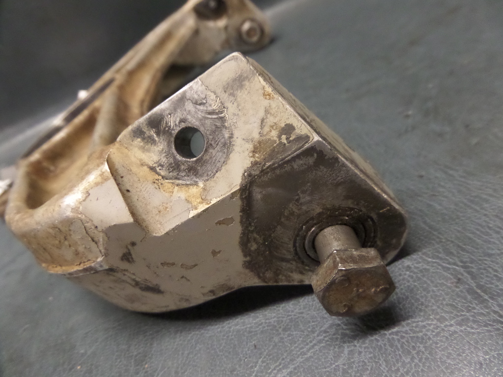 1960 CESSNA 210 AIRCRAFT NOSE LANDING GEAR UPPER TRUNNION 12430071 and