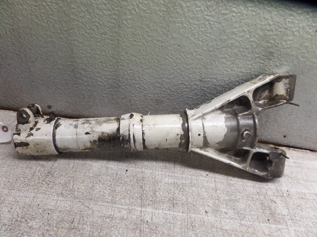 TWIN CESSNA 310Q AIRCRAFT RIGHT MAIN LANDING GEAR TRUNNION 5041102497