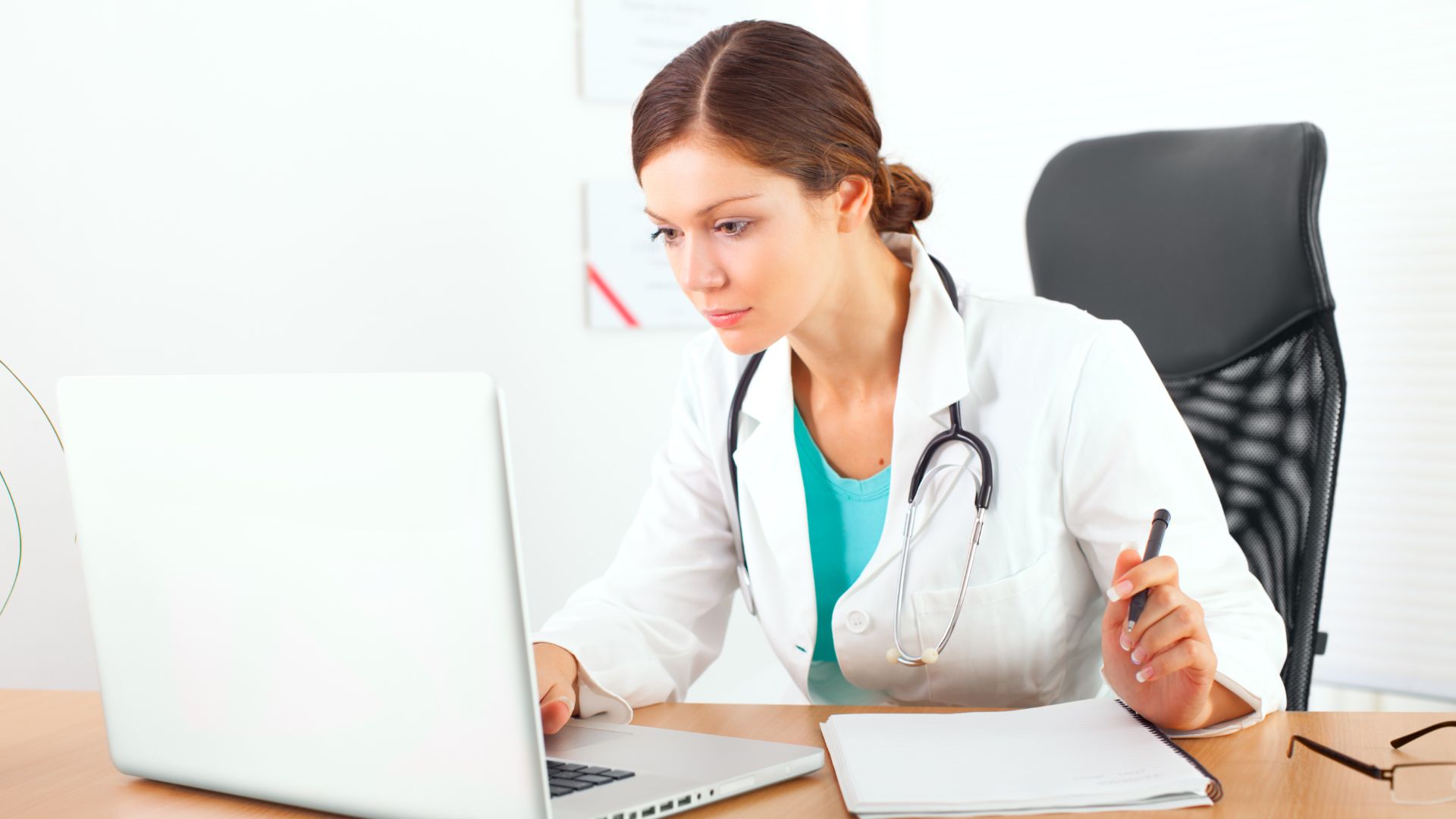 What is a Nurse Practitioner? FAQs CynaMed