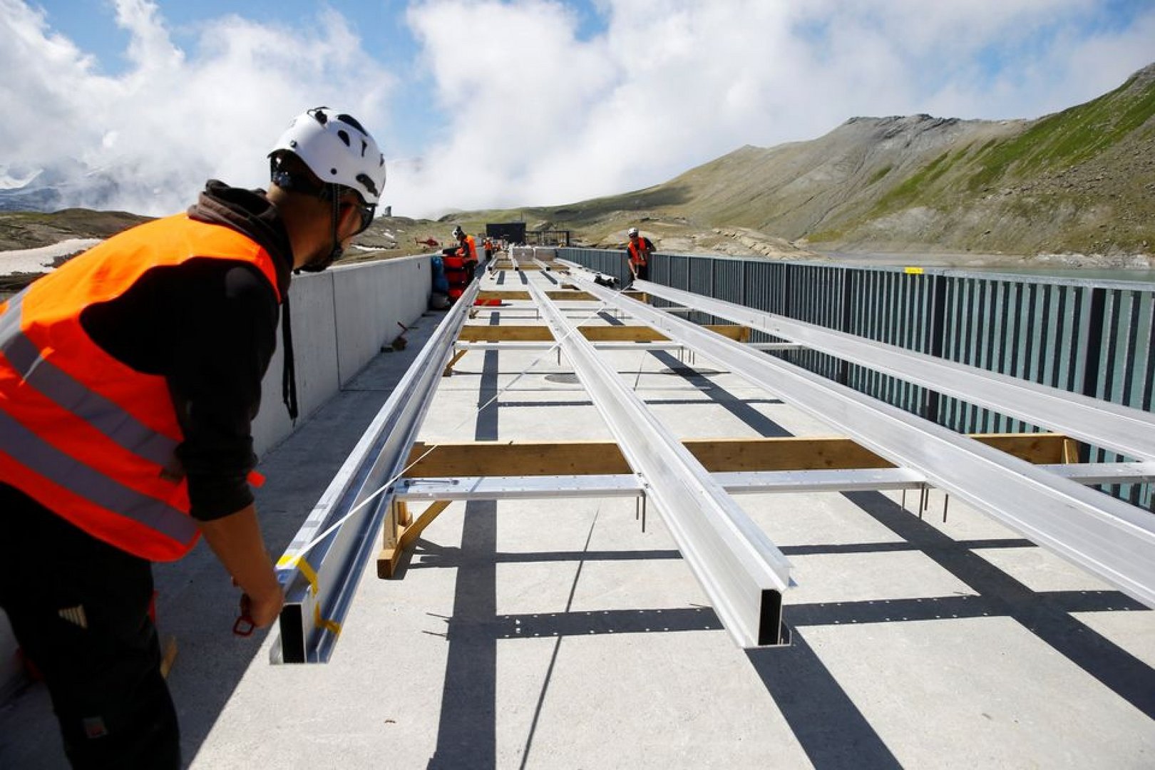 Schweiz investiert massiv in Solarprojekte in den Alpen