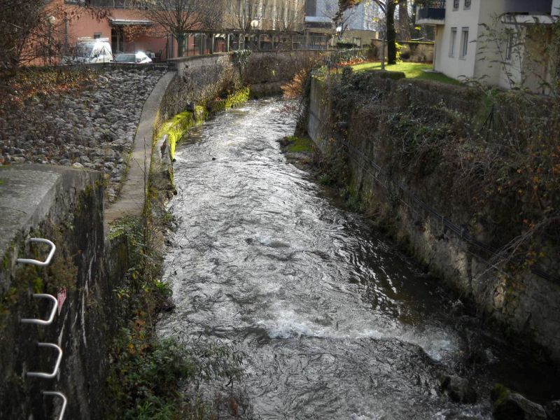Vue de la rivière Morge dans le centre-ville de Voiron
