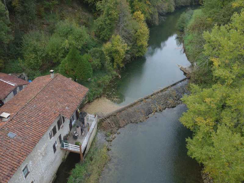 Vue en drone du seuil de Guillières sur le Suran
